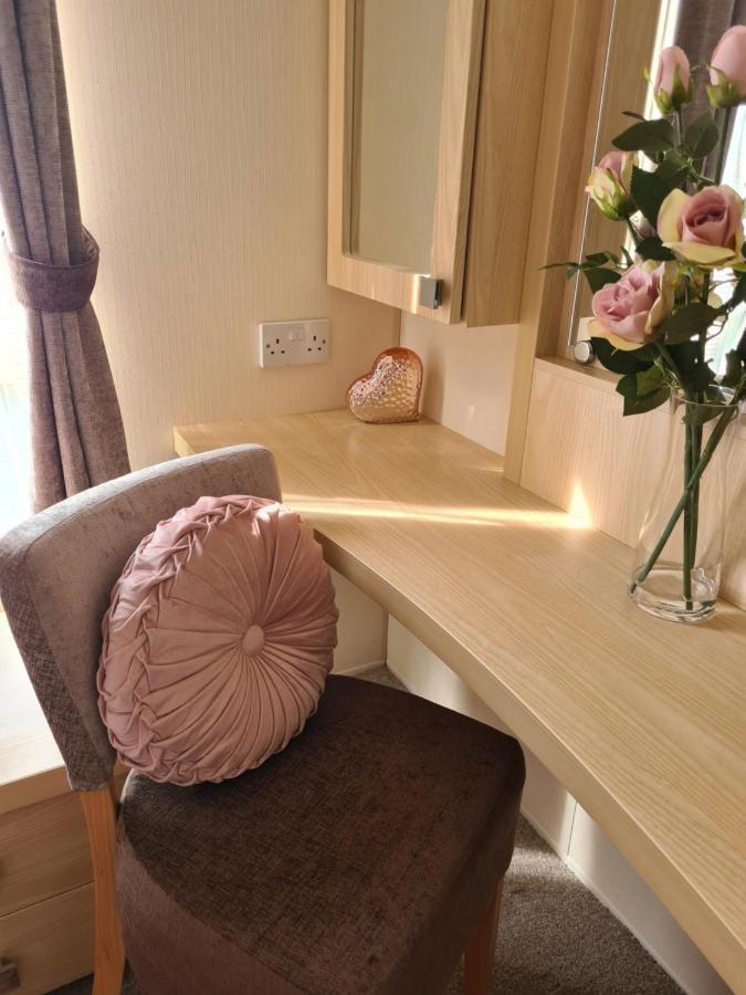 Beautiful 2 Bedroom Caravan, Holiday Park Tenby Saint Florence Exterior photo