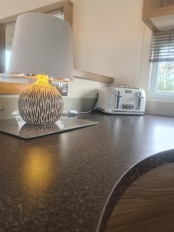 Beautiful 2 Bedroom Caravan, Holiday Park Tenby Saint Florence Exterior photo