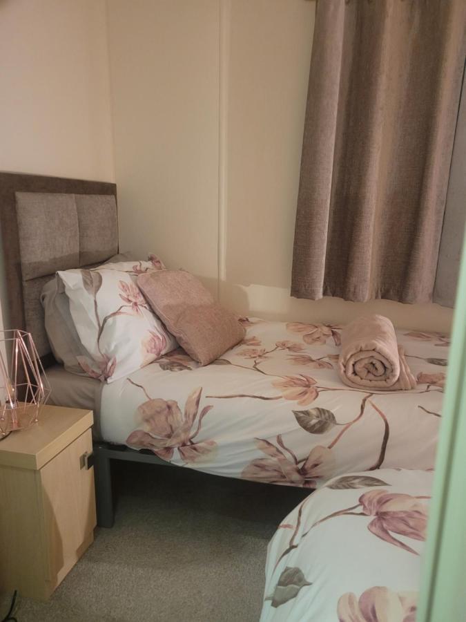 Beautiful 2 Bedroom Caravan, Holiday Park Tenby Saint Florence Exterior photo